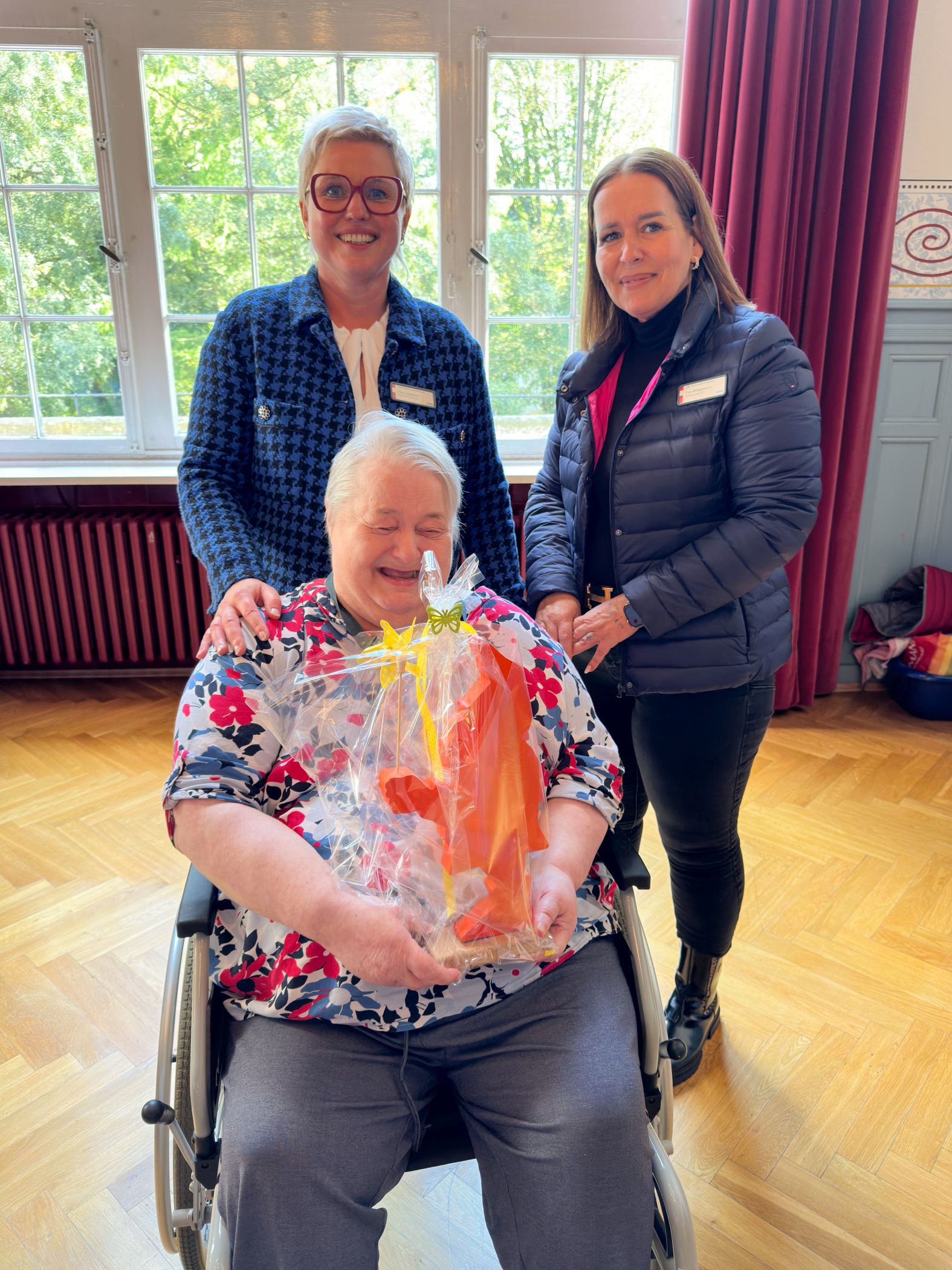 3. Platz beim Ballone-Raten: Eine Bewohnerin des LWL-Pflegezentrums Warstein mit Bianca Lindemann (Leiterin des LWL-Wohnverbundes Warstein und Komm. Leiterin des LWL-Pflegezentrums Warstein)) und Julia Brüggemann (Mitarbeiterin LWL-Wohnverbund Warstein).<br>Foto: LWL/Enrica Gore