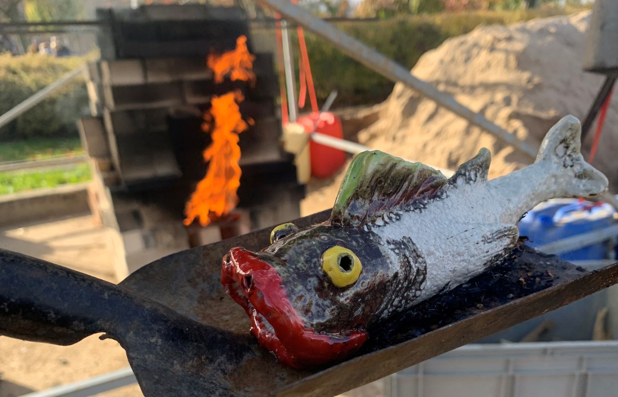 Oberflächenstruktur und Farbgebung sind beim Raku-Brand immer eine Überraschung. Dieser Fisch hat leuchtende Farben erhalten.<br>Foto: LWL / Andrea Henkel