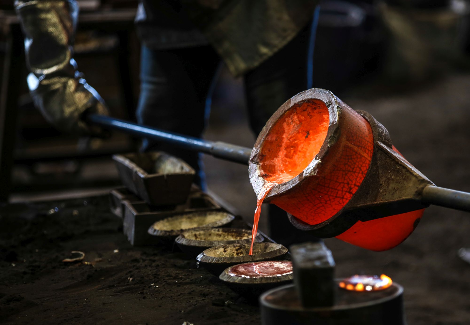 Auch ein "kleines Wunder": In der Schaugießerei wird flüssiges Metall in Form gegossen.<br>Foto: LWL / Achim Glagla