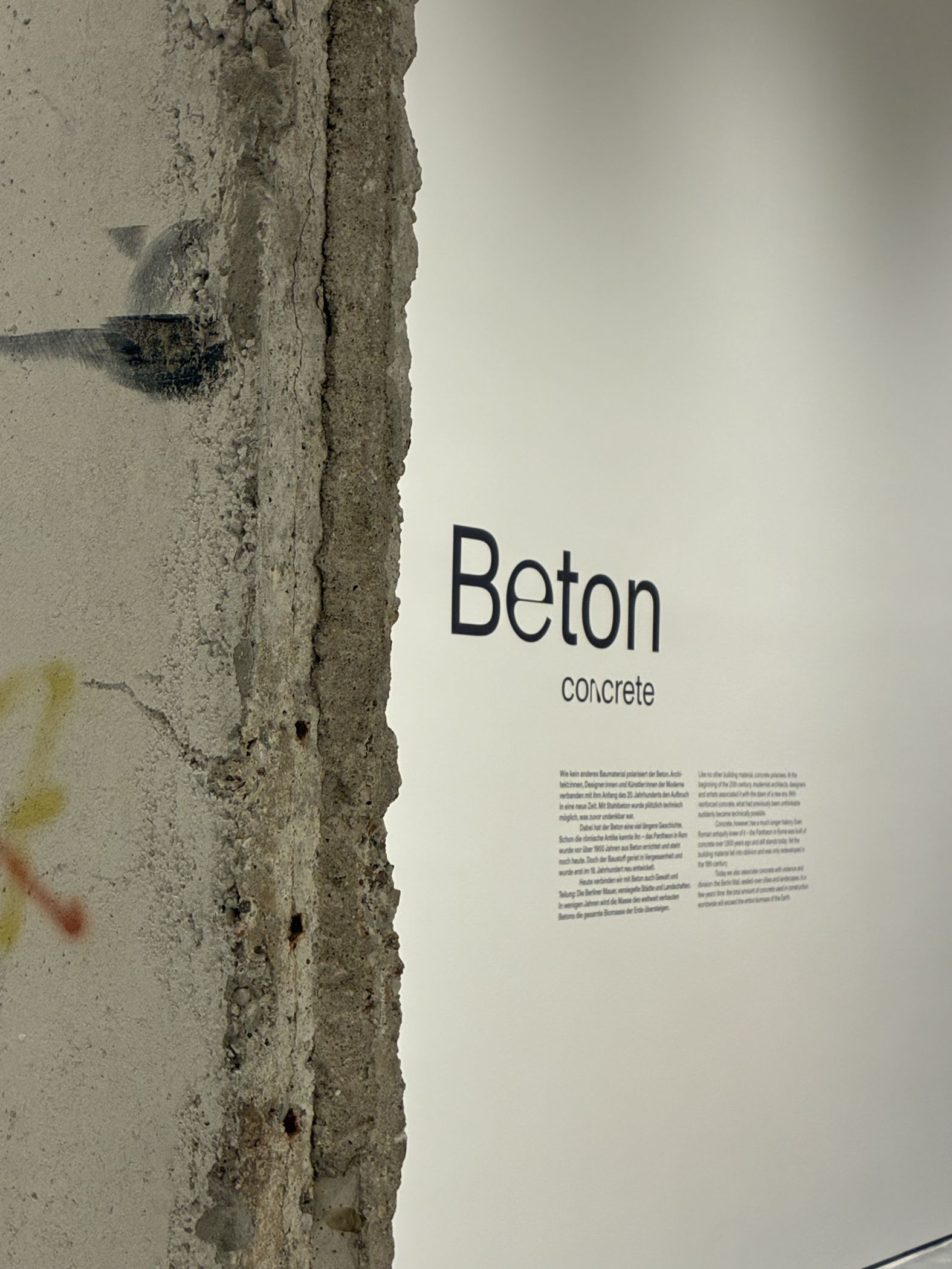 Unter dem Oberthema "Beton" ist beispielsweise ein Stück der Berliner Mauer zu sehen. Es handelt sich um das Segment Nr. 297 aus dem Bereich zwischen Reichstag und Brandenburger Tor, auf dem ein Kunstwerk des französischen Künstlers Thierry Noir zu sehen ist.<br>Foto: LWL