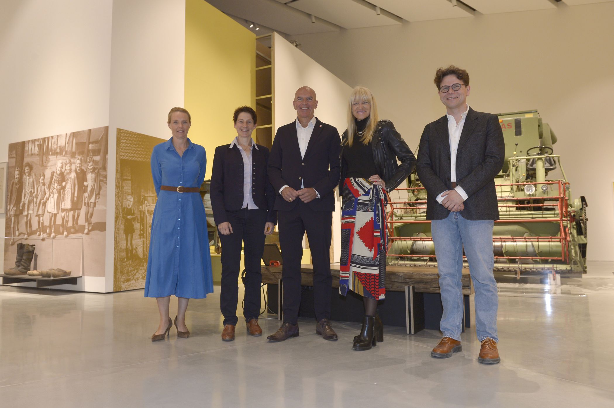 Sammlungsleiterin des LWL-Museums Hellerlecht Dr. Alice Anna Schröder-Klaassen (v.l.), Museumsdirektorin Dr. Marie Luisa Allemeyer, Dr. Georg Lunemann, der Direktor des LWL, LWL-Kulturdezernentin Dr. Rüschoff-Parzinger und Kurator Dr. Florian Strob freuen sich auf die Eröffnung der großen Sonderausstellung "Materia".<br>Foto: LWL