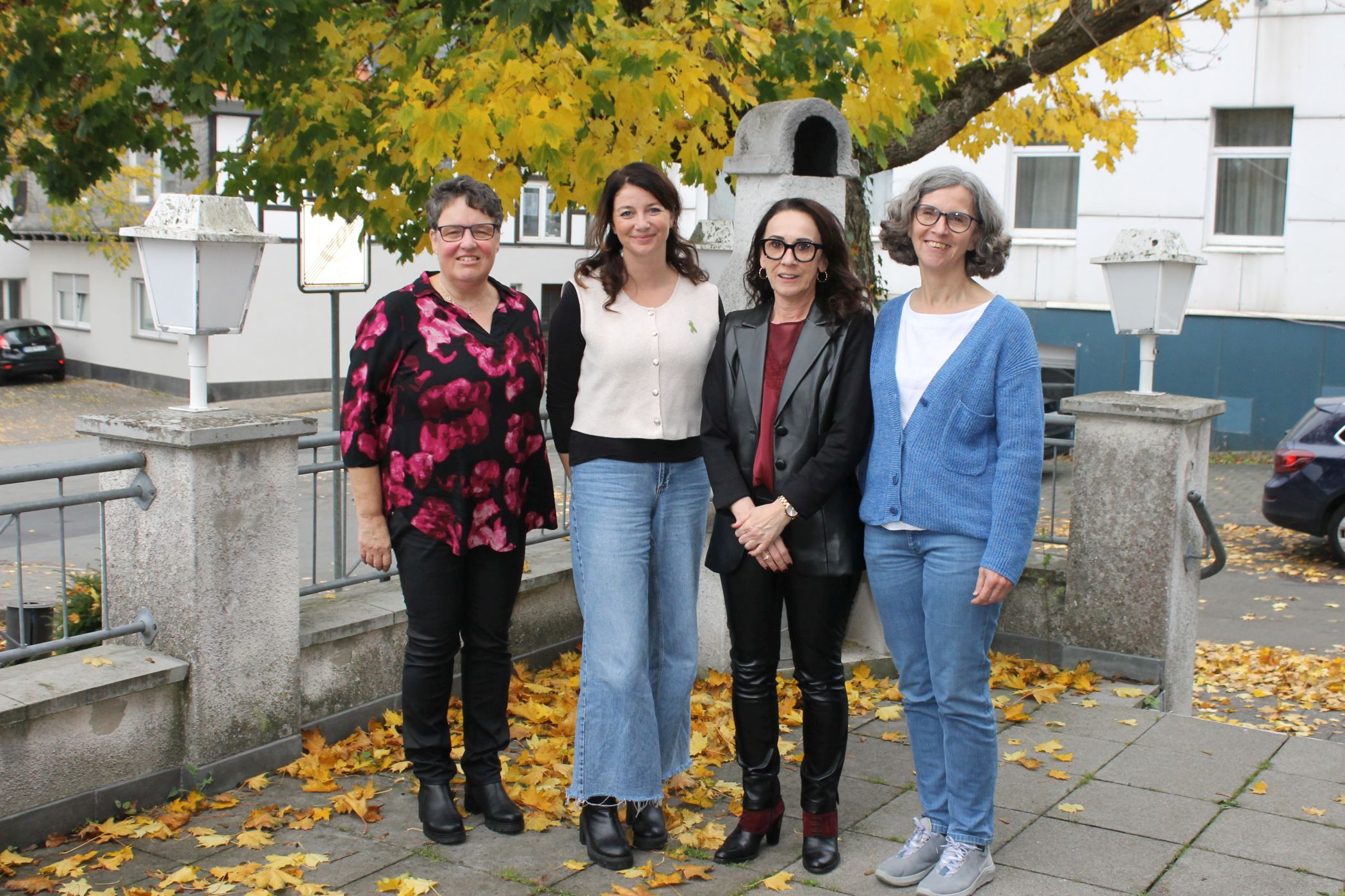 Laden zur Eröffnung des neuen Teilhabezentrums ein: (v.l.) Erika Gerstmann von der Kontakt- und Beratungsstelle, Lea Kriesche, Fachliche Leitung Assistenz in eigener Häuslichkeit / Betreutes Wohnen in Familien, Andrea Engelmann, Leitung LWL-Wohnverbund Marsberg und Anke Blank, Ärztliche Direktorin des LWL-Klinikums Marsberg. Bild: LWL