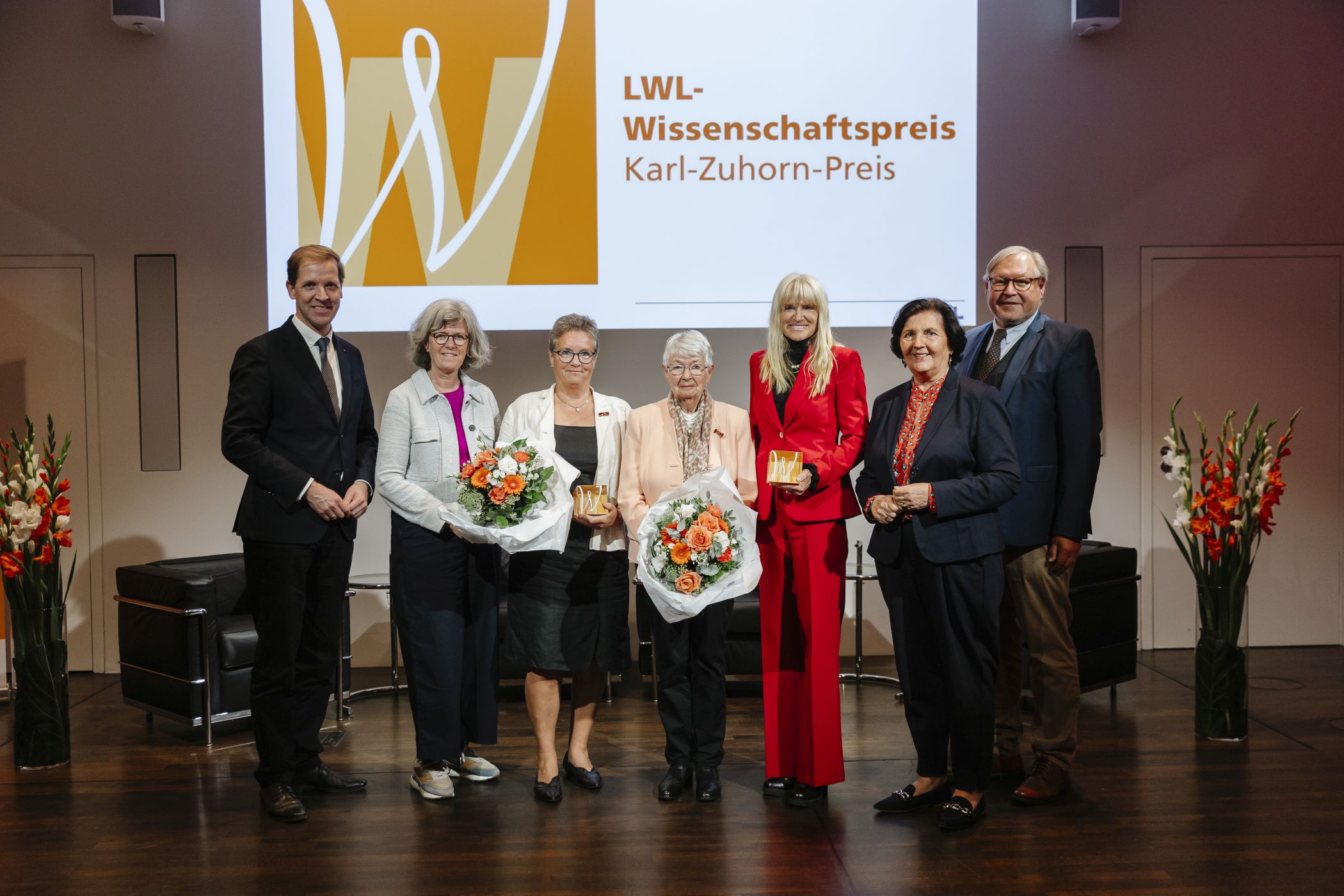 Die Preisträgerinnen des Karl-Zuhorn-Preises in der Kategorie Ehrenamtliche Forschung Rita Schlautmann-Overmeyer (2.v.l.)  und Gisela Möllenhoff (3.v.l.) mit  Dr. Christian Schulze  Pellengahr (v.l./Vorsitzender des LWL-Kulturausschusses), Anneli Hegerfeld-Reckert (Präsidium LWL-Landschaftsversammlung), Dr. Barbara Rüschoff-Parzinger (LWL-Kulturdezernentin), Eva Irrgang (Vorsitzende der LWL-Landschaftsversammlung) und Ludger Samson (Präsidium LWL-Landschaftsversammlung).<br>Foto: LWL