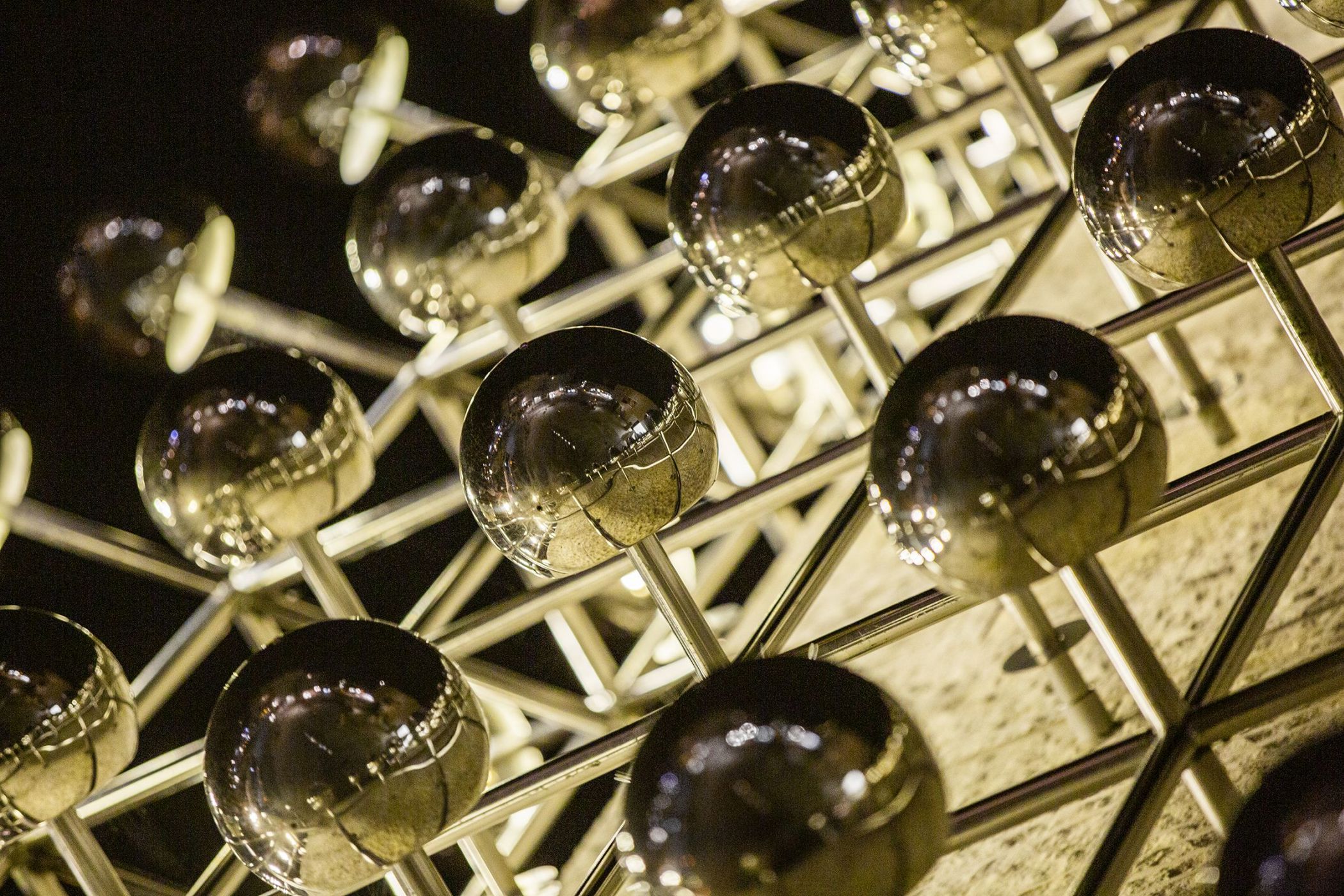 Die "Silberne Frequenz" des Lichtkünstlers Otto Piene (1970/2014) an der Außenfassade des LWL-Museums für Kunst und Kultur.<br>Foto: LWL / Hanna Neander