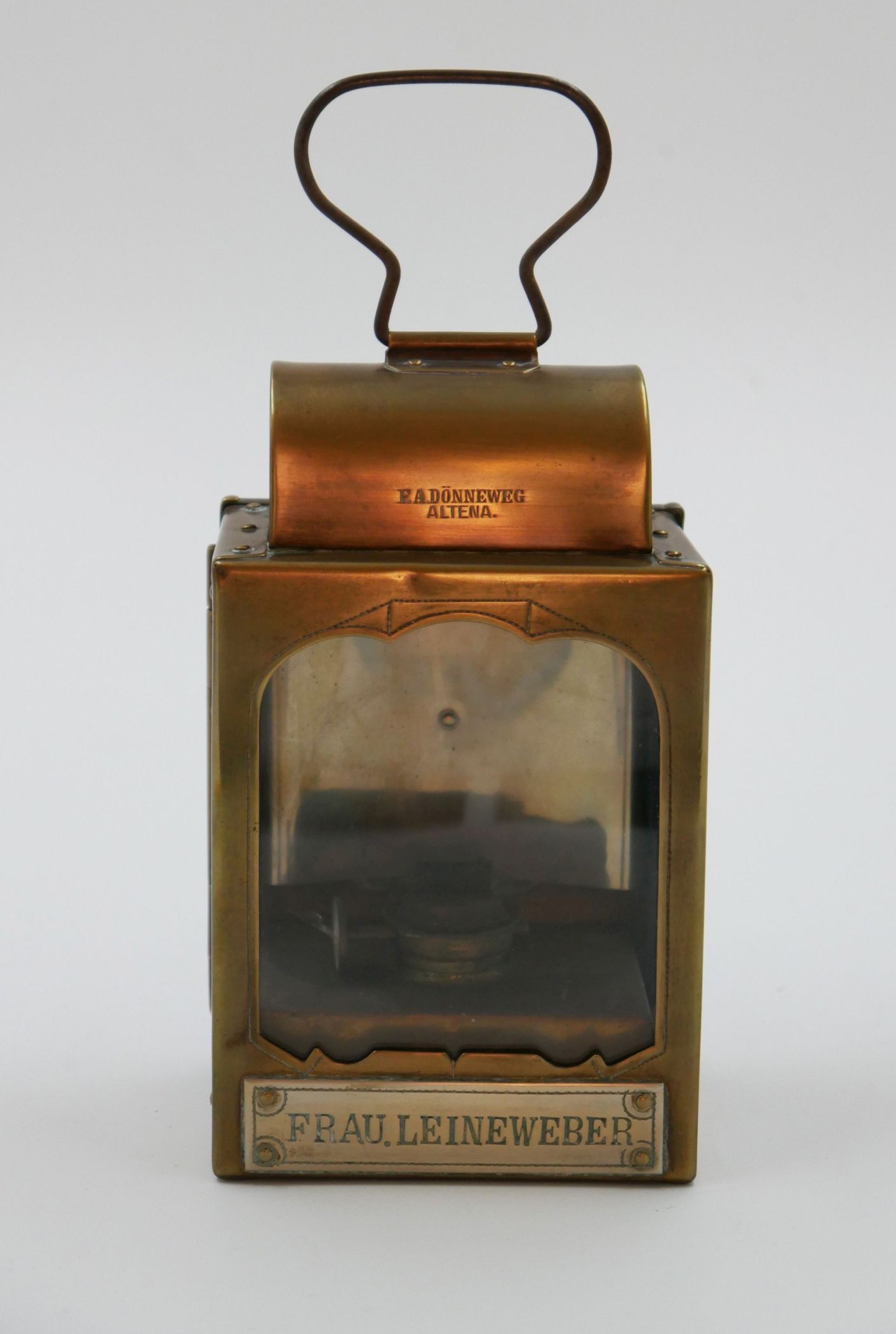 Öllampe der Hebamme Karoline Leineweber (1830-1913), ca. 1885. Leihgabe: Museum für Kunst und Kulturgeschichte Dortmund.<br>Foto: Museum für Kunst und Kulturgeschichte Dortmund/Joana Maibach