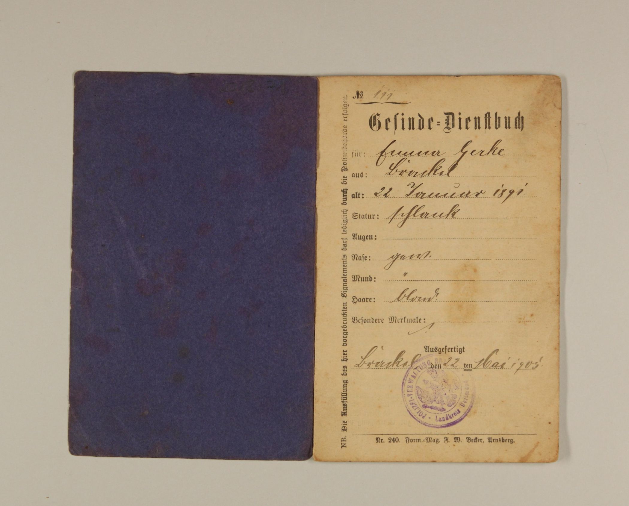 Gesindebuch der Dienstmagd Emma Weiß (1891-1975), 1905. Leihgabe: LWL-Museum Hellerlecht, Detmold.<br>Foto: LWL