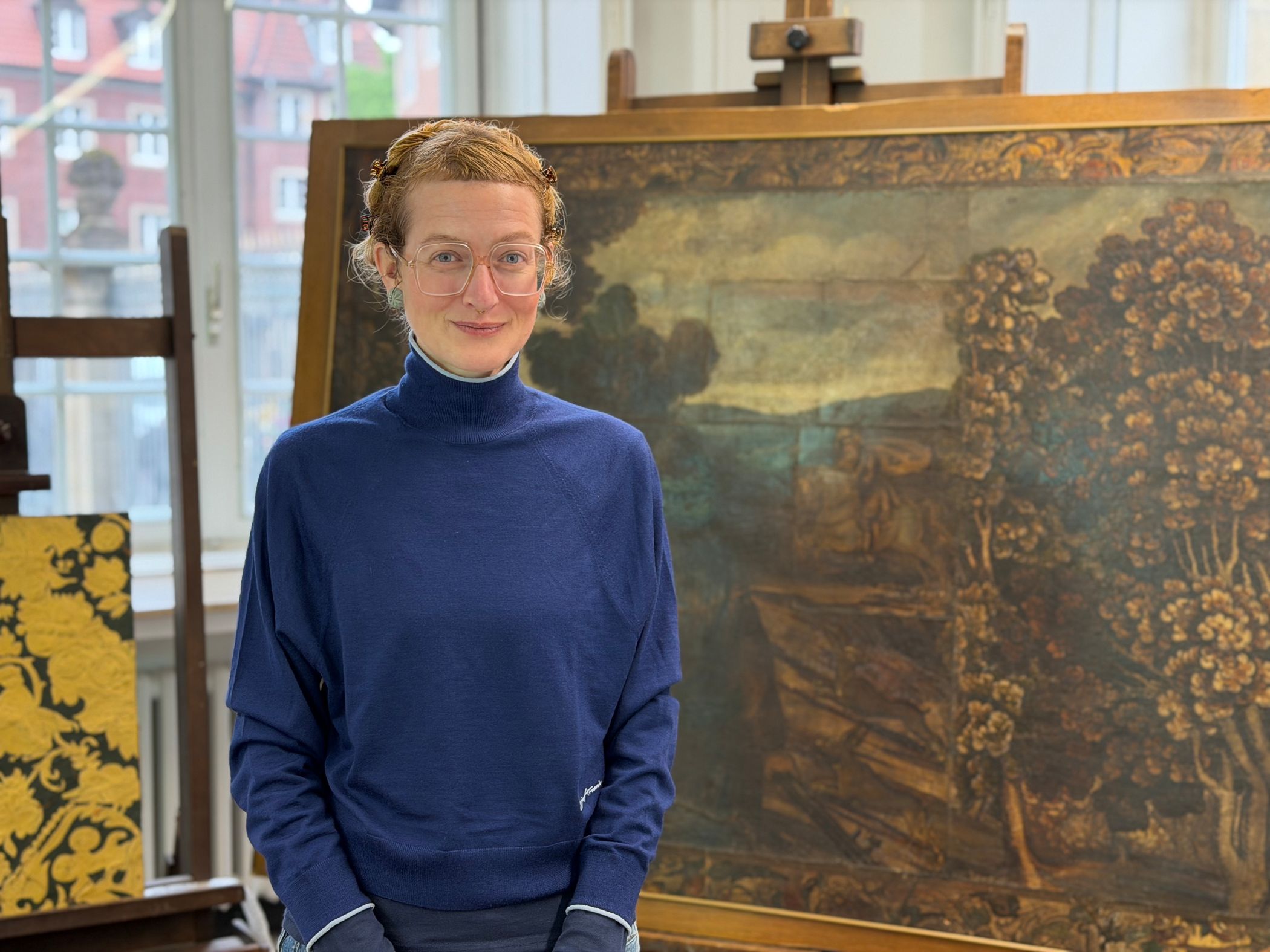 Stephanie Keinert beschäftigt sich seit 2019 mit den Gemener Goldledertapeten, um herauszufinden, wie sich ihr weiterer Verfall aufhalten lässt.<br>Foto: LWL/Benji Prior