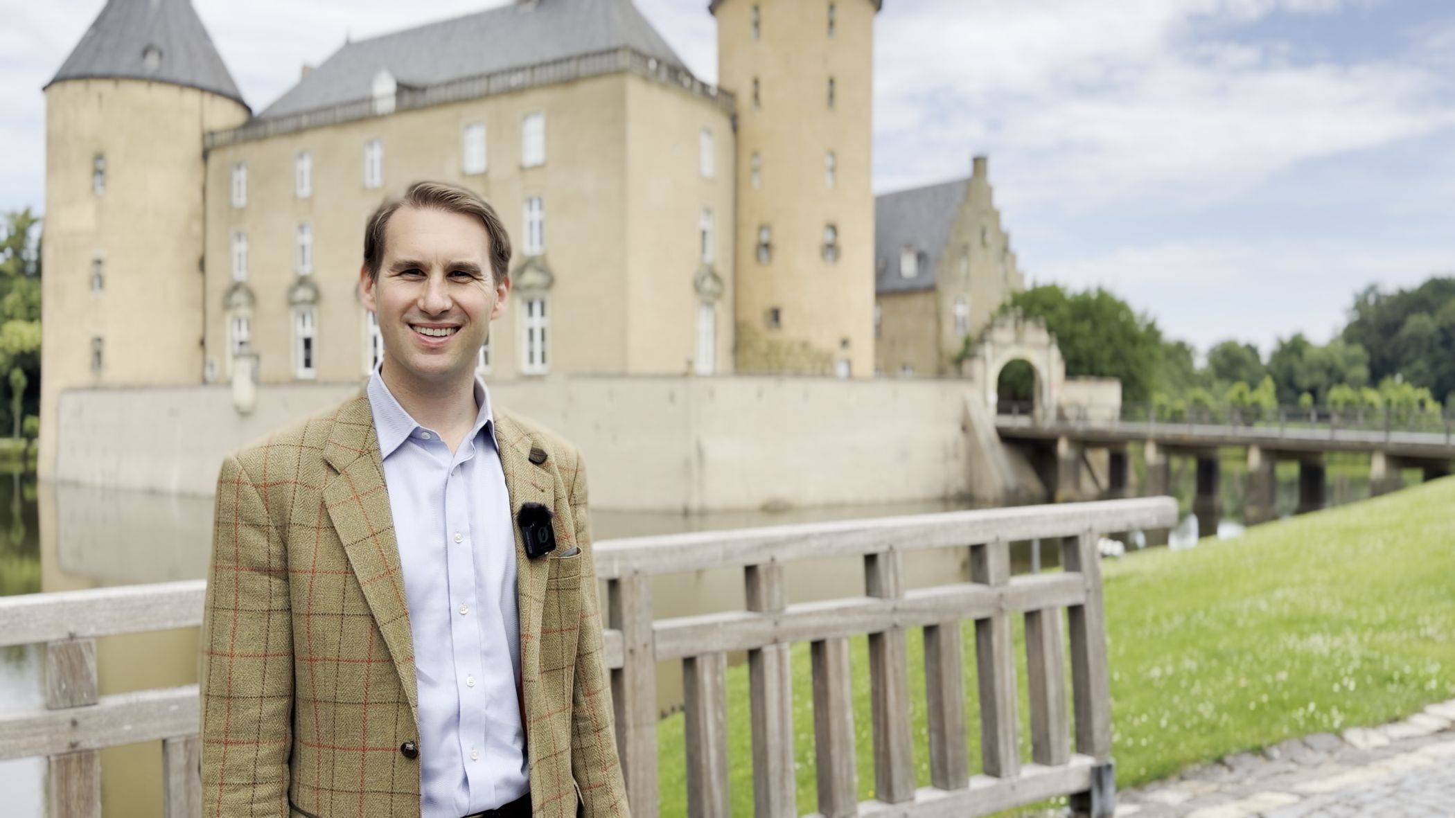 Für Jakob Graf Landsberg-Velen ist es Teil seiner Verpflichtung als Eigentümer, sich um den Erhalt der Goldledertapeten zu kümmern.<br>Foto: LWL/Benji Prior