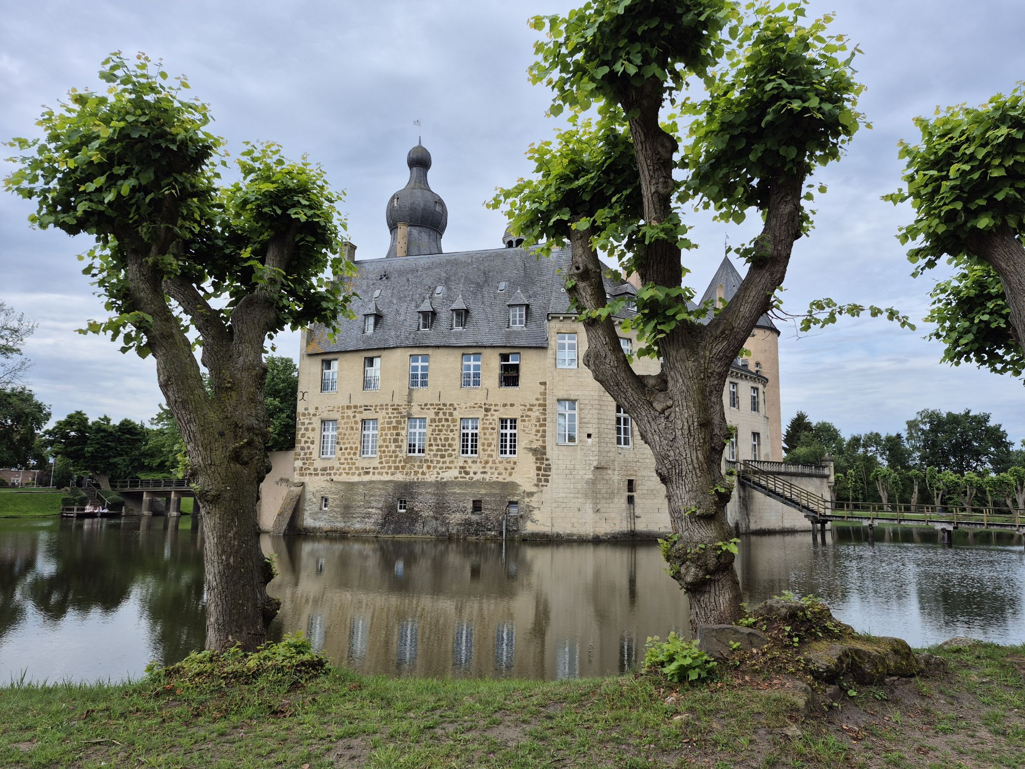 Der Eigentümer und die LWL-Restauratorinnen verfolgen gemeinsam ein langfristiges Ziel: Die Goldledertapeten sollen an ihren historischen Platz im Jagdzimmer der Burg zurückkehren. Da die Burg heute als Jugendburg Gemen eine Jugendbildungseinrichtung des Bistums Münster ist, wären sie dann öffentlich zugänglich.<br>Foto: LWL/Marie Meeth