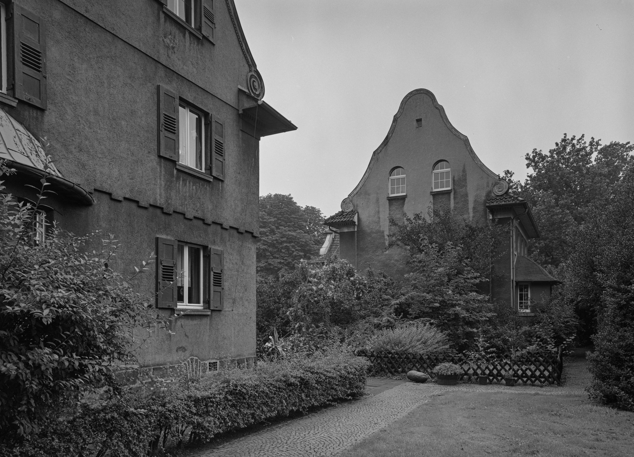 Die Denkmäler Wilsingweg 6 und Lübkestr. 8 von 1913/1914.  Architekt: Heinrich Metzendorf. Hier in den Jahren 1991 und 2025.<br>Foto: LWL/Hedwig Nieland