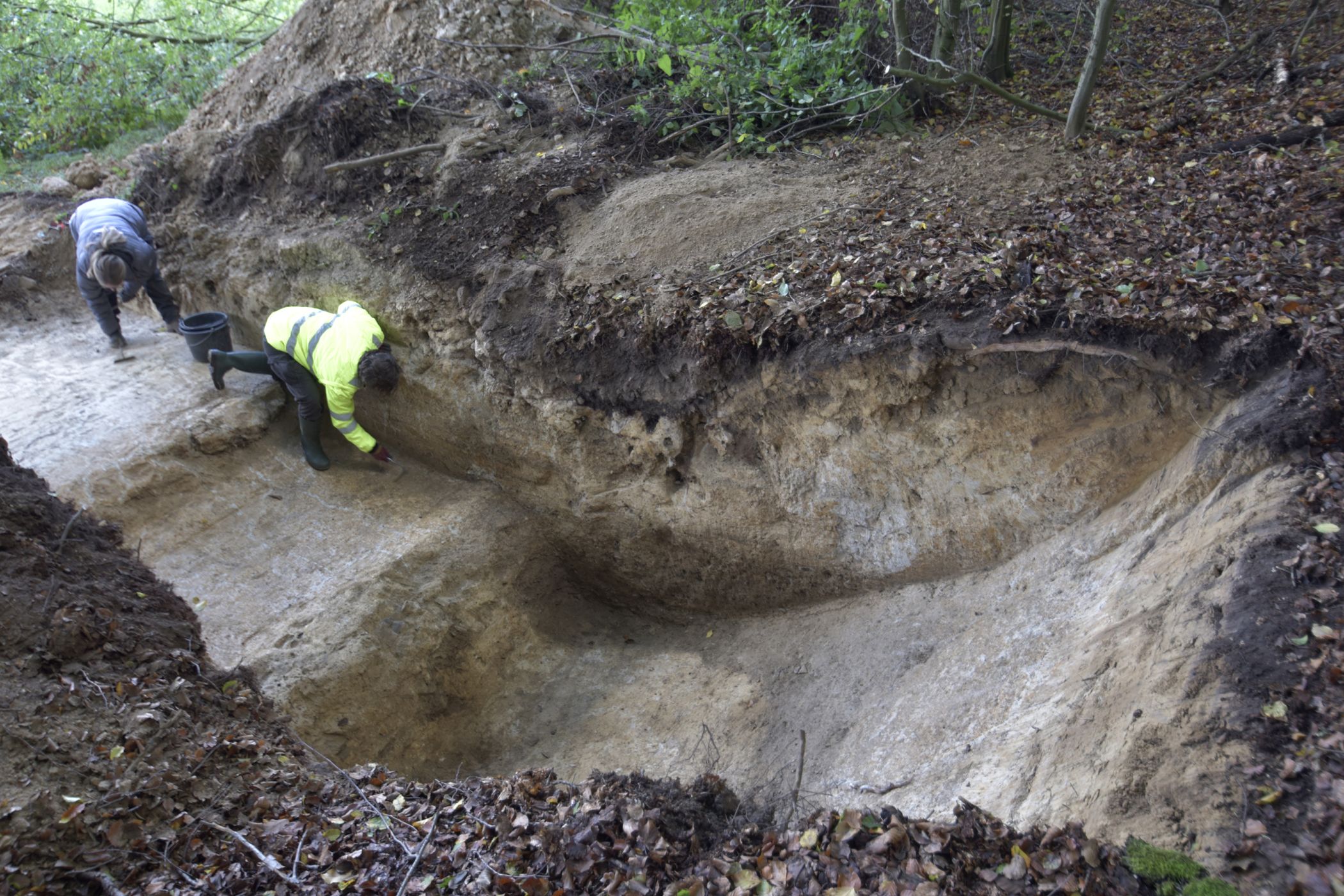 Nachdem der Baggerschnitt angelegt worden war, legten Archäolog:innen die Wände (Profile) und den Boden (Planum) des Ausgrabungsschnittes frei.  Foto: LWL-Archäologie für Westfalen/Manuel Zeiler