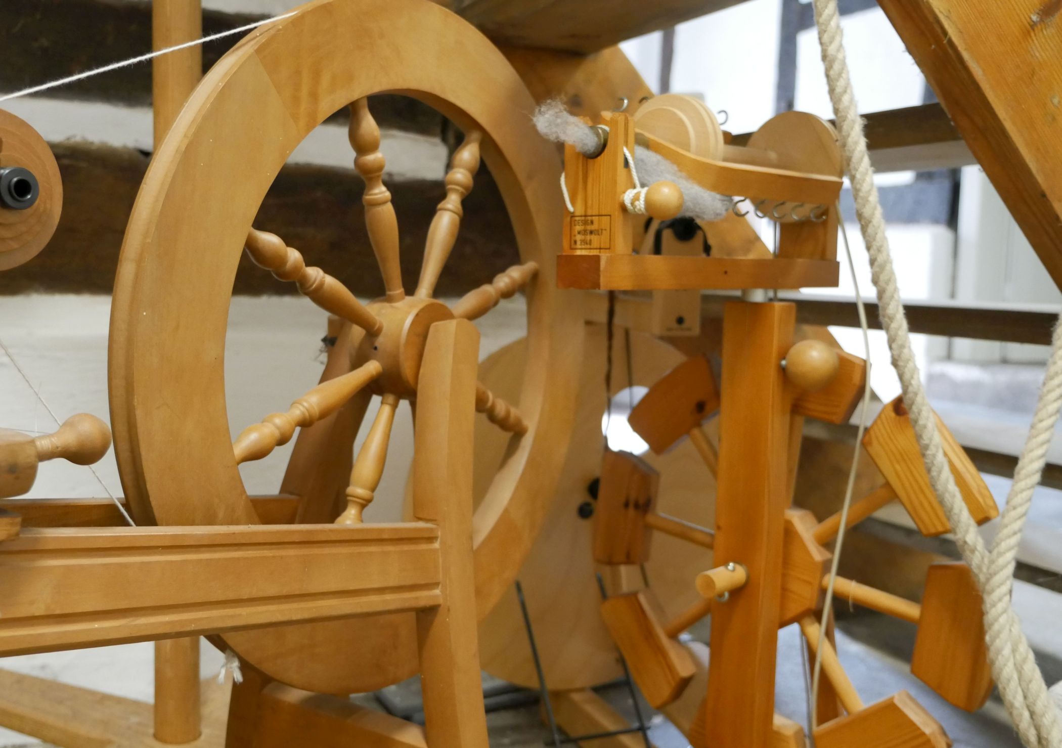 Ran an den Faden: Beim Spinnkursus kommen Handspindel und Spinnrad zum Einsatz und die Teilnehmenden fertigen aus Schafswolle ihr eigenes Garn. Foto: LWL/ Alexandra Buterus