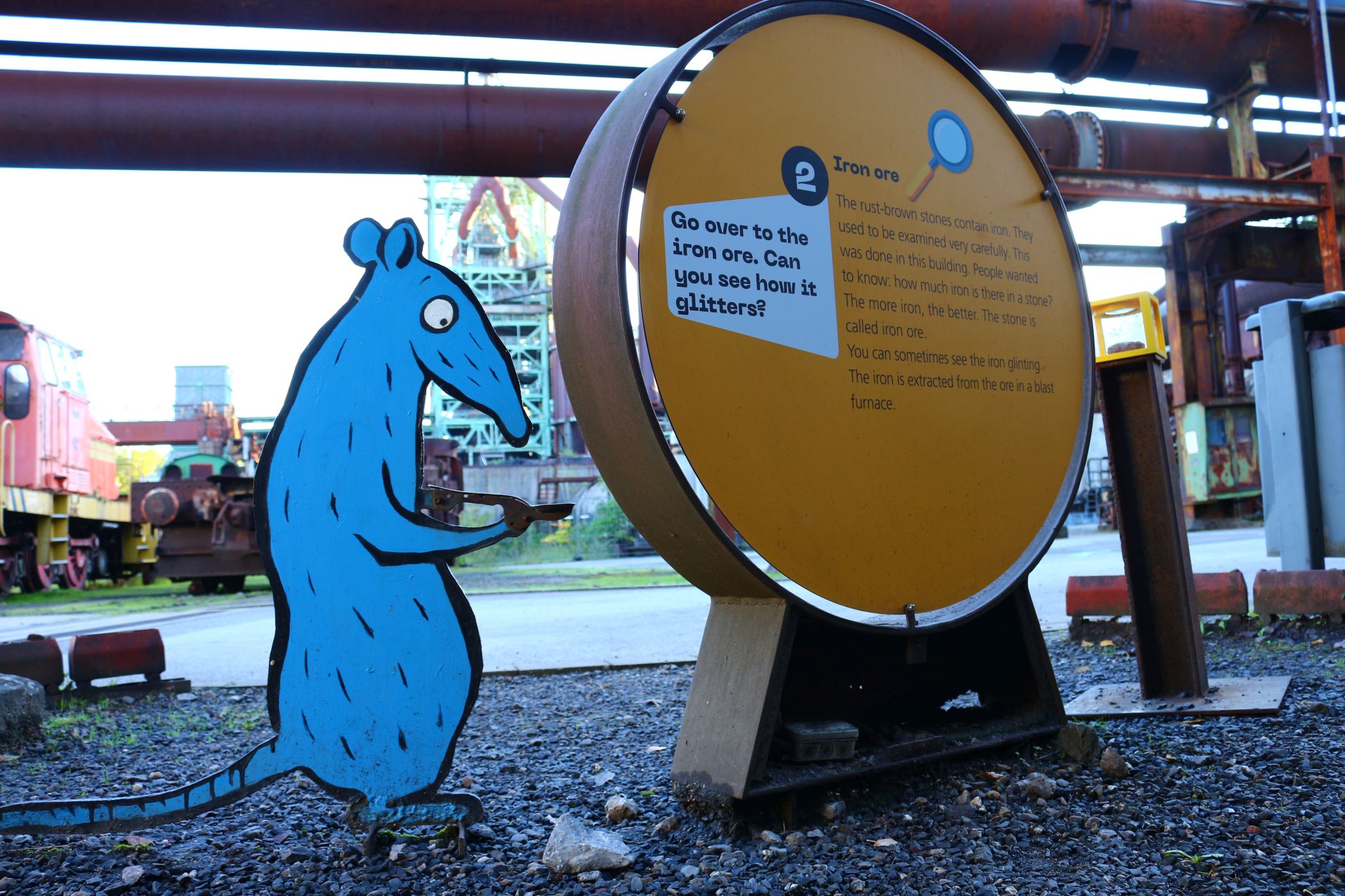 Museumsmaskottchen "Ratte" weiht Kinder auf Deutsch und Englisch in die Geheimnisse von Eisen und Stahl ein.<br>Foto: LWL / Dirk Grun