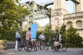 Herbert Niewerth mit einer Radlergruppe am Schiffshebewerk Henrichenburg.<br>Foto: LWL / Julia Gehrmann