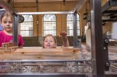 Am Modell können die Gäste nachvollziehen, wie das Schiffshebewerk funktioniert.<br>Foto: LWL / Philipp Harms