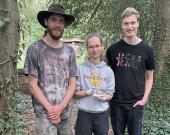 Ranger Adam Fichtner, Praktikantin Jana Werger und FÖJler Luca Goecke mit dem toit gefundenen Siebenschläfer. Das Tier kommt jetzt in die Sammlung des LWL-Museums für Naturkunde.<br>Foto: LWL/Christoph Lünterbusch