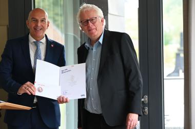 Dr. Georg Lunemann, Direktor des LWL, überreicht Dr. Uwe Beckmann seine Abschiedsurkunde.<br>Foto: LWL