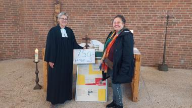 Andrea Hitzke (r.) von der Mitternachtsmission freut sich zusammen mit Pfarrerin und Seelsorgerin Anke Thimm darüber, dass 750 € Spenden für den Verein zusammengekommen sind.<br>Foto: LWL/Kunze