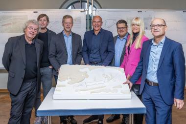 Gruppenbild am Siegerentwurf: Heiner Wortmann (v.l.) und Marius Puppendahl, Bürgermeister Lars König, Dr. Georg Lunemann, der Direktor des LWL,LWL-Baudezernent Urs Frigger, LWL-Kulturdezernentin Dr. Barbara Rüschoff-Parzinger und Stadtbaurat Stefan Rommelfanger.<br>Foto: LWL / Kreutzmann