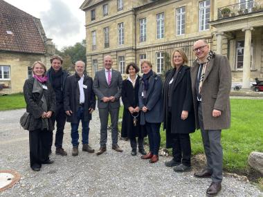Kamen auf Haus Stapel zusammen: Dr. Georg Lunemann, der Direktor des LWL (4.v.l.), Dr. Mechthild Freifrau Raitz von Frentz (5.v.l.), Dr. Birte Graue (v.l.), Stefan Rethfeld, Dr. Michael Huyer, Dr. Simone Meyder, Dr. Dorothee Boesler und LWL-Chefdenkmalpfleger Dr. Holger Mertens.<br>Foto: LWL
