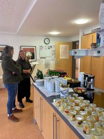 Gespräch beim Tag der offenen Tür: Für Besucher:innen bestand Gelegenheit zum Gespräch mit dem Team der Tagesklinik.<br>Bild: LWL