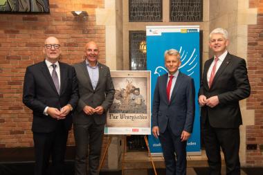 Bei der Premiere von "Pax Westphalica" wurde der Film in symbolischer Form an die Vertreter der Städte  Münster und Osnabrück übergeben: Erster Stadtrat Wolfgang Beckermann, (v.l.), Dr. Georg Lunemann, der Direktor des LWL, Stadtdirektor Thomas Paal und Wolfgang Dammermann, Geschäftsführer der Stiftung Westfalen-Initiative.<br>Foto: LWL