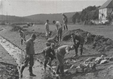 Arbeitsdienstmänner der Gruppe von Siegfried Vetter aus Würgendorf begradigen den Fluss Heller unterhalb des Dorfes.<br>Foto: LWL/Vetter