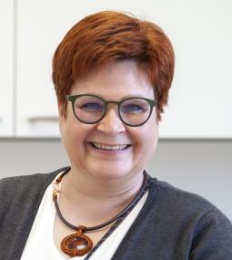 Beim Gernheimer Kaffeesalon weiht Eva Meier die Gäste des Gernheimer Kaffeesalons in die Geheimnisse der Ginherstellung ein.<br>Foto: Eva Meier 