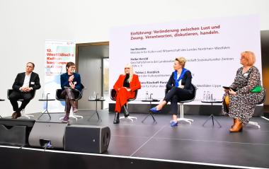 v. l. n. r.: Dr. Tobias J. Knoblich (Präsident der Kulturpolitischen Gesellschaft e. V.), Heike Herold (Geschäftsführerin der Landesarbeitsgemeinschaft Soziolultureller Zentren NRW e. V.), Dr. Barbara Rüschoff-Parzinger (Landesrätin für Kultur des Landschaftsverbandes Westfalen-Lippe), Ina Brandes (Ministerin für Kultur und Wissenschaft des Landes Nordrhein-Westfalen), Anke von Heyl (Moderatorin).<br>Foto: LWL/Bowinkelmann