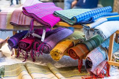 Handgewebte Schals gehören zu den vielen Angeboten auf dem "Markt für schöne Dinge" auf der Zeche Zollern.<br>Foto: LWL/Kreutzmann
