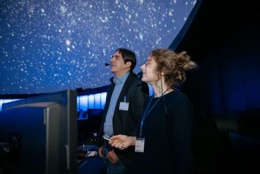 Die neue Planetariumsshow "Universum - Live!"wird live moderiert von Dr. Tobias Jogler (links) und Dr. Raffaela Busse.<br>Foto: LWL/Steinweg