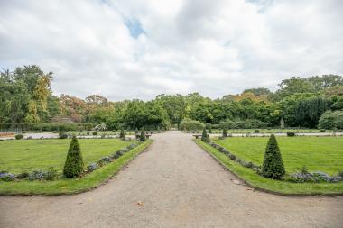 Die Parkanlage von Haus Berge ist das Denkmal des Monats November. Innerhalb der Gräfte reaktivierte Ernst Max Gey ein im 17. Jahrhundert angelegtes gleichmäßiges Rasenparterre.<br>Foto: LWL/Kreutchen