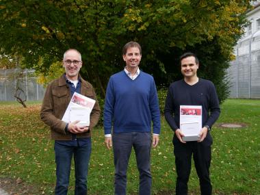 Preisverleihung: Ralf Kuckuck, Mitarbeiter des Reha Zentrums in Warstein (l.), Tobias Brockmann, Kaufmännischer Direktor der LWL-Kliniken Lippstadt Warstein (M.) und Manuel Marchitto, Mitarbeiter der Finanzbuchhaltung.<br>Foto: LWL-Kliniken Lippstadt Warstein/Schickentanz