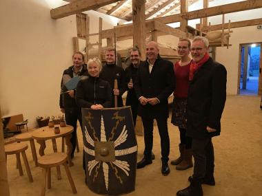 LWL-Direktor Dr. Georg Lunemann (3. v. re.), Museumsleiter Dr. Josef Mühlenbrock (1. v. re.) und Nora Wieling (2. v. re.) von Adventurebox Münster begrüßen die 500. Gruppe nach ihrer erfolgreichen "Flucht aus Aliso".<br>Foto: LWL/L. Stratmann