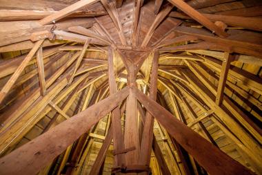 Beeindruckende Handwerkskunst: Blick ins Innere der Zimmermannskonstruktion von 1480.<br>Foto: Michael Hagemann