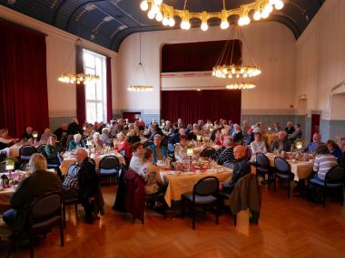 Der Festsaal der LWL-Klinik in Warstein war sehr gut gefüllt, die Veranstaltung absolut gelungen.<br>Foto: LWL/Schickentanz