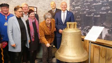 Vorstellung der Friedensglocke im Westfälischen Glockenmuseum: Hans Pietruschka (Heimatverein Gescher), Anne Kortüm (Bürgermeisterin der Stadt Gescher), Franz-Josef Menker (Arbeitskreis "Glocken" im WHB), Dr. Silke Eilers (WHB-Geschäftsführerin), Ellen Hüesker (Eigentümerin der Glockengießerei), Elmar Derra (Polizeidirektor vom Landesamt für Zentrale Polizeiliche Dienste NRW) und Landesdirektor Dr. Georg Lunemann (WHB-Vorsitzender) (v.l.).<br>Foto: Allgemeine Zeitung/Florian Schütte