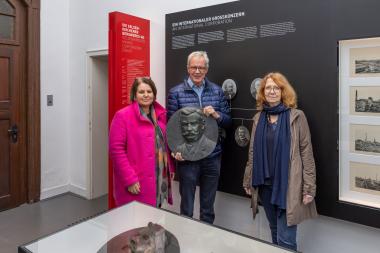 Bei der Übergabe der Medaille: Museumsleiterin Dr. Anne Kugler-Mühlhofer, Philipp Behmer und Sammlungsleiterin Olge Dommer.<br>Foto: LWL / Kreutzmann