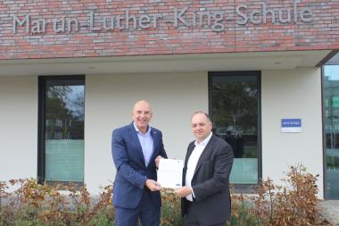 Staatssekretär Viktor Haase vom NRW-Verkehrsministerium (r.) hat im LWL-Schulzentrum Münster einen Förderbescheid über 185.600 Euro an Dr. Georg Lunemann, den Direktor des LWL übergeben.<br>Foto: LWL