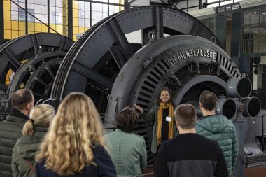 Bei der Führung durch die Maschinenhalle der Zeche Zollern geht es um Architektur und historische Technik.<br>Foto: LWL / Gehrmann