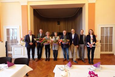 40 Jahre beim LWL: Ralf Walfort, Dagmar Willeke, Bettina Figge und Matthias Jakobs (Mitte v.l.), es gratulierten Dr. Robert Waltereit (3.v.r.) , Jan Hendrik Unger (2.v.r.) Peter Thiemann (ganz l.) und Silvia Schümann (ganz r.) von der Betriebsleitung.<br>Foto: LWL/von Schmeling