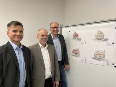 Präsentierten eine digitale Rekonstruktion der Bergstraße 9: Dr. Bernhard Flüge, Dr. Michael Huyer und LWL-Chefdenkmalpfleger Dr. Holger Mertens von der LWL-Denkmalpflege, Landschafts- und Baukultur in Westfalen.<br>Foto: LWL