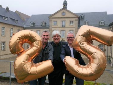 Festival-Jubiläum (v.l.): Intendant Harald Schwaiger, der Vorsitzende des Vereins der Freunde des Klosters Dalheim e.V. Hans-Dieter Seidensticker und Museumsdirektor Dr. Ingo Grabowsky stellen das Programm der 25. Dalheimer Sommer-Spielzeit vor, die im Juni 2024 stattfindet. Der Kartenvorverkauf läuft ab sofort.<br>Foto: LWL/Buterus