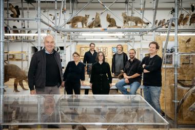 Ein Teil des Wissenschaftlerteams, welches an der Vorbereitung der Sonderausstellung "Vom Fach" beteiligt war. Von links: Dr. Bernd Tenbergen, Dr. Manja Hethke, Dr. Christian Pott, Lisa Wong, Dr. Viktor Hartung, Dr. Jan Ole Kriegs, Sebastian Koch (Ausstellungsleitung).<br>Foto: LWL/Steinweg