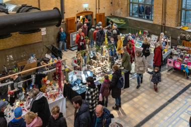 Ob Schmuck, originelle Geschenkideen oder festliche Dekoration - beim Weihnachtsmarkt im Schiffshebewerk Henrichenburg ist für alle etwas dabei.<br>Foto: LWL/Kreutzmann.