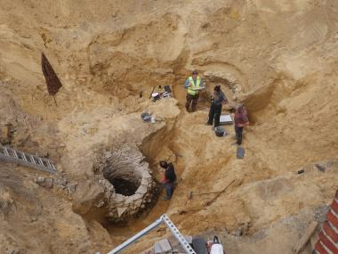 Mitarbeiter:innen der Firma EggensteinExca bei der Freilegung mittelalterlicher bis frühneuzeitlicher Brunnen.<br>Foto: EggensteinExca/Marvin Einhoff