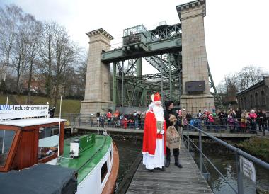 Nikolaus und Knecht Ruprecht kommen mit der Barkasse ins Schiffshebewerk.<br>Foto: LWL / Appelhans