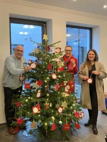 Startschuss für das Projekt "Wunschbaum": (v.l.) Dr. Thomas Schöne, Bürgermeister der Stadt Warstein, Dr. Christina Berger, stellvertretende Vorsitzende der Bürgerstiftung Warstein, und Christina Berghoff, Leiterin des LWL-Pflegezentrums Warstein.<br>Foto: LWL, Anke Schickentanz
