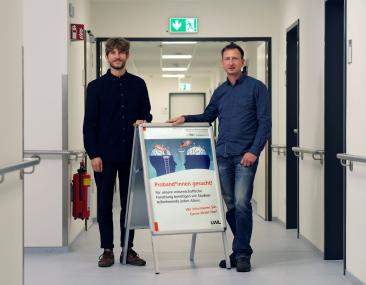 Prof. Dr. Martin Diers (rechts im Bild) ist zuständig für die Klinische und Experimentelle Verhaltensmedizin in der LWL-Klinik für Psychosomatische Medizin und Psychotherapie der Ruhr-Universität Bochum und forscht für die aktuelle Schmerzstudie gemeinsam mit seinem Doktoranden Benjamin Mosch.<br>Foto: LWL/Wäsche