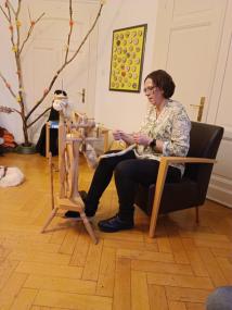 Die stellvertretende Einrichungsleiterin der LWL-Wohnverbundes Warstein, Birgit Harms, verwandelte sich in eine Märchenerzählerin.<br>Foto: LWL/Wohnverbund Warstein